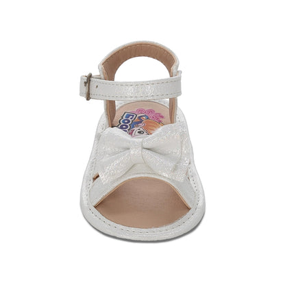 Sandalia Coqueta para niña en sintético perla Eredi con detalle de moño.