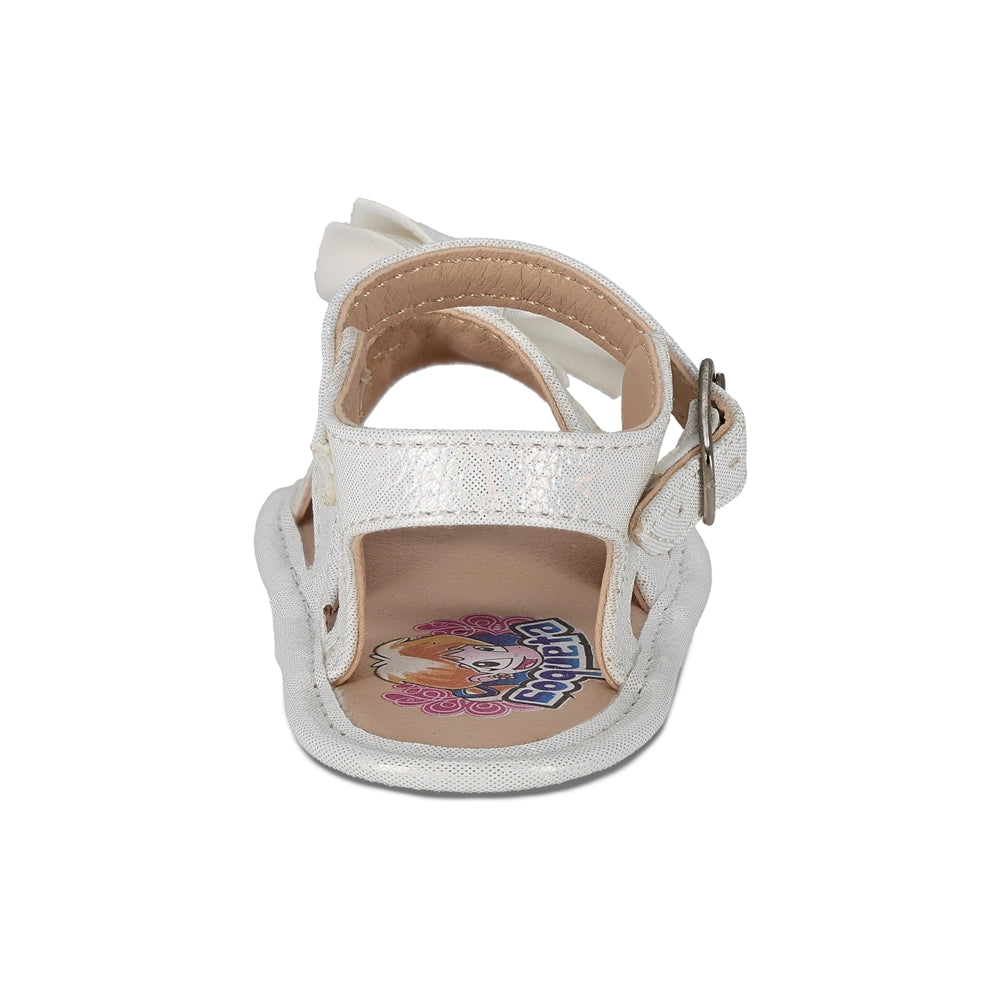 Sandalia Coqueta para niña en sintético perla Eredi con detalle de moño.