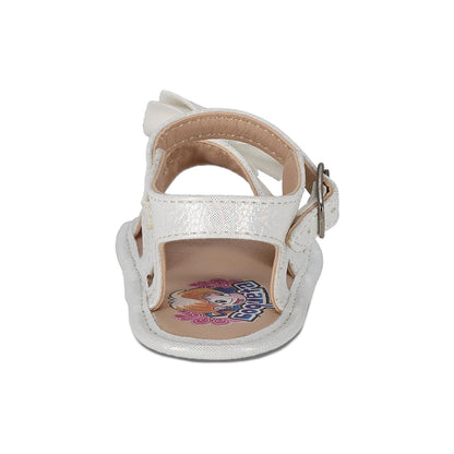 Sandalia Coqueta para niña en sintético perla Eredi con detalle de moño.