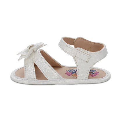 Sandalia Coqueta para niña en sintético perla Eredi con detalle de moño.