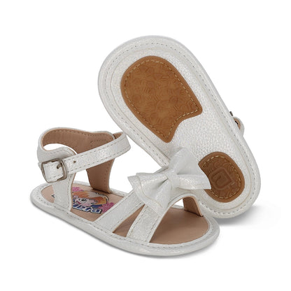 Sandalia Coqueta para niña en sintético perla Eredi con detalle de moño.